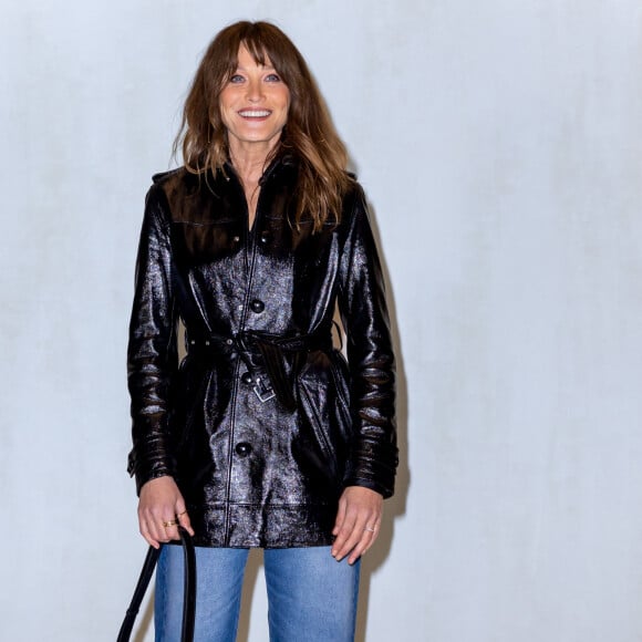 Alors prendre un peu de l'amour de Giulia était le meilleur des remèdes pour égayer la journée de Carla Bruni ! 
Carla Bruni - Photocall du défilé de mode Hommes "AMI" prêt-à-porter automne-hiver 2023/2024 lors de la fashion week de Paris. Le 19 janvier 2023 © Olivier Borde / Bestimage 