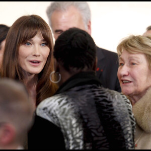 Carla Bruni et sa maman Marisa Bruni-Tedeschi - Carla Bruni organise, dans le cadre de la journée mondiale de lutte contre le sida, une réunion de diverses organisations en guerre contre ce fléau à l'hôtel Marigny à Paris le 1er décembre 2010