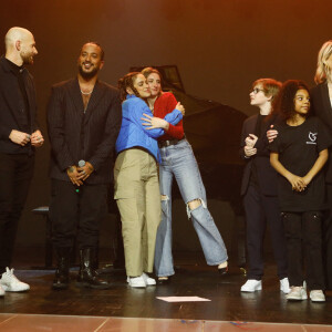 Lucas Bijaoui (pianiste), Slimane, Anabel (alias Shyneze, Annabelle de la Nouvelle Star), Philippine Lavrey, Nathalie Nicoloff (fondatrice de l'association) au Gala des 10 ans de l'association "Juste Humain" au Paradis Latin à Paris le 04 avril 2023.