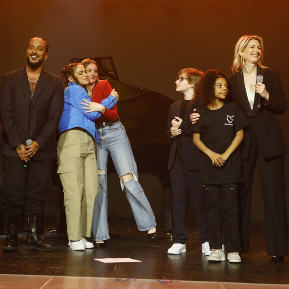 Lucas Bijaoui (pianiste), Slimane, Anabel (alias Shyneze, Annabelle de la Nouvelle Star), Philippine Lavrey, Nathalie Nicoloff (fondatrice de l'association) au Gala des 10 ans de l'association "Juste Humain" au Paradis Latin à Paris le 04 avril 2023.