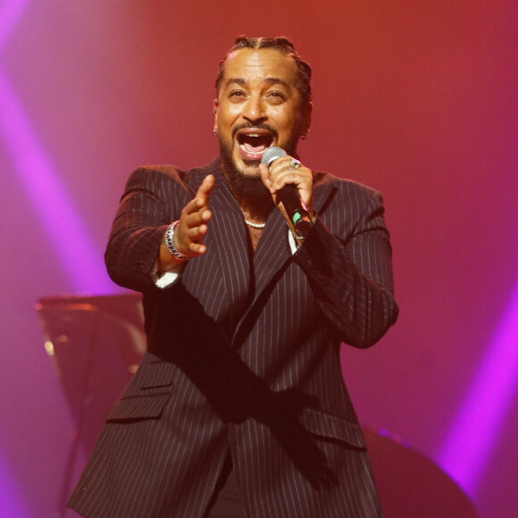 Concert de Slimane au gala des 10 ans de l'association "Juste Humain" au Paradis Latin à Paris le 04 avril 2023.
