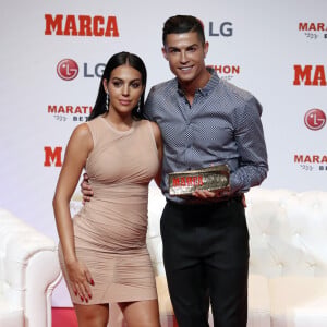 C'est en tout cas ce qu'a raconté Georgina Rodriguez en interview lorsqu'on lui a posé la question
 
Cristiano Ronaldo et sa compagne Georgina Rodriguez assistent au Prix Marca Leyenda à Madrid en Espagne, le 29 juillet 2019.