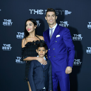 "Quand Cristiano est entré dans la boutique Gucci, nous nous sommes tous retournés pour le regarder (...) Avec Georgina, ils ne se sont pas parlés", a-t-il déclaré à Marca
 
Cristiano Ronaldo , son fils Cristiano Jr et sa compagne Georgina Rodriguez au photocall des FIFA Football Awards à Zurich le 9 janvier 2017.