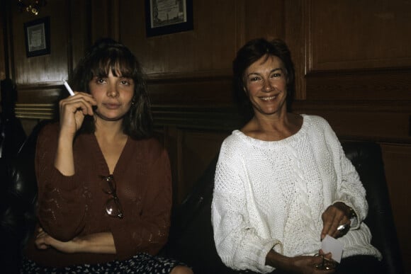 Archive - Nadine Trintignant. En France, de gauche à droite, Marie TRINTIGNANT, une cigarette en main et Nadine ALARI