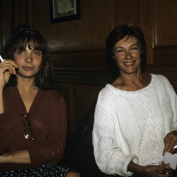 Archive - Nadine Trintignant. En France, de gauche à droite, Marie TRINTIGNANT, une cigarette en main et Nadine ALARI