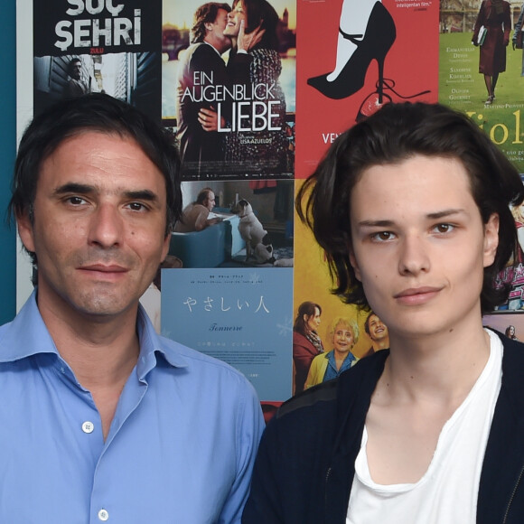 Samuel Benchetrit et son fils Jules Benchetrit (fils de Marie Trintignant) posant lors du 68 ème Festival International du Film de Cannes à Cannes le 18 mai 2015.