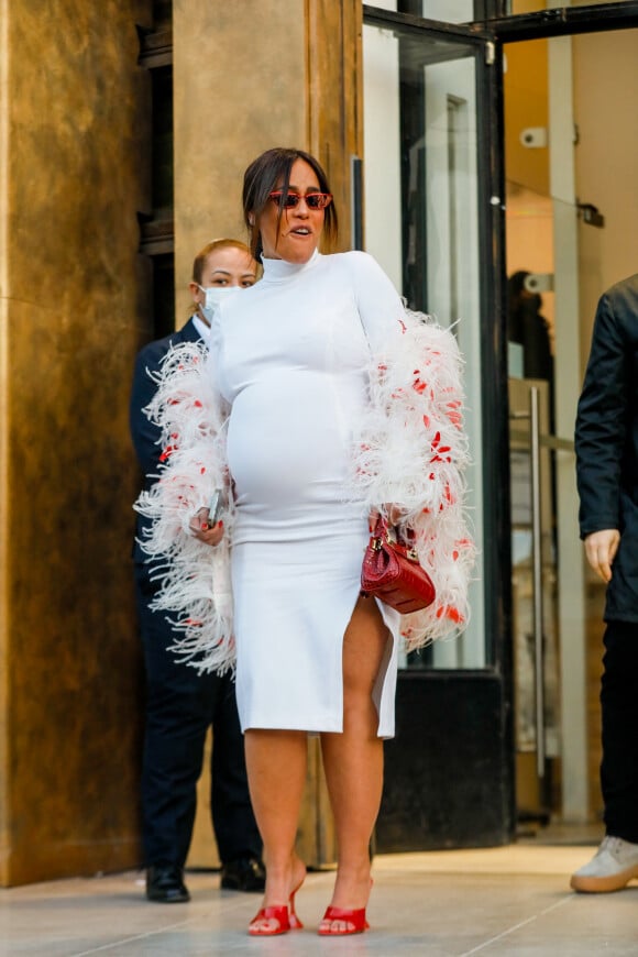 Amel Bent, enceinte, à la sortie du défilé femme Giambattista Valli Automne/Hiver 2022/2023 lors de la Fashion Week de Paris, France, le 7 mars 2022. © Veeren-Clovis/Bestimage 