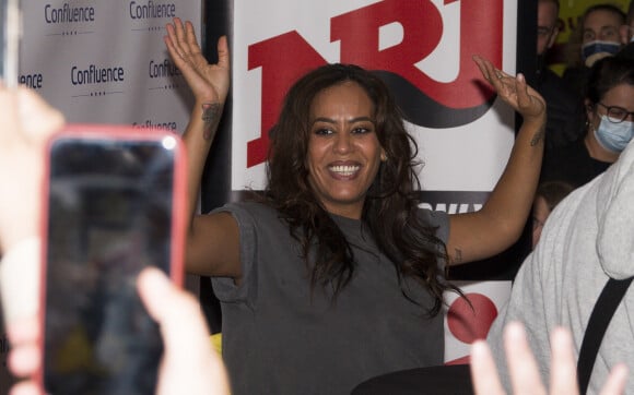 La chanteuse Amel Bent venue rencontrer son public pour dédicacer son album et faire des selfies avec ses fans au centre commercial confluence à Lyon le 30 octobre 2021. © Sandrine Thesillat/Panoramic/Bestimage