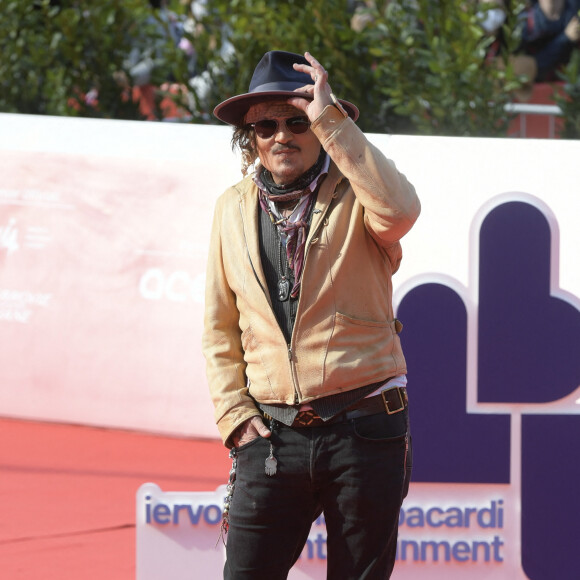 Johnny Depp assiste à la projection de la série web "Puffins" lors du 16 ème Rome International Film Festival, le 17 octobre 2021.
