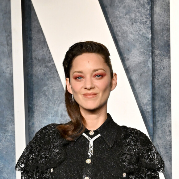Marion Cotillard au photocall de la soirée "Vanity Fair" lors de la 95ème édition de la cérémonie des Oscars à Los Angeles, le 12 mars 2023.