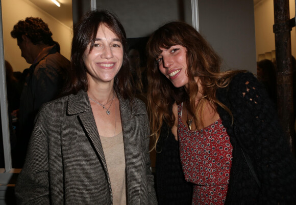 Lou Doillon et Charlotte Gainsbourg - Paris le , 25 09 2013 - Inauguration de la galerie cinema de Anne Dominique Toussaint et vernissage de l'exposition " Point of View " de Kate Barry 