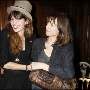 Lou et Charlotte lui ont donc rendu hommage dans leurs stories Instagram
Lou Doillon et Kate Barry - Soirée de lancement de la nouvelle collection Lee Cooper créée par Lou Doillon au restaurant La Pérouse à Paris le 2 mars 2008