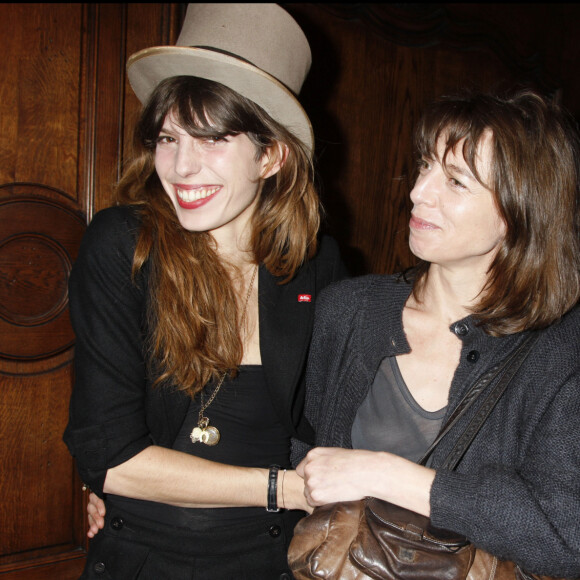 Lou et Charlotte lui ont donc rendu hommage dans leurs stories Instagram
Lou Doillon et Kate Barry - Soirée de lancement de la nouvelle collection Lee Cooper créée par Lou Doillon au restaurant La Pérouse à Paris le 2 mars 2008