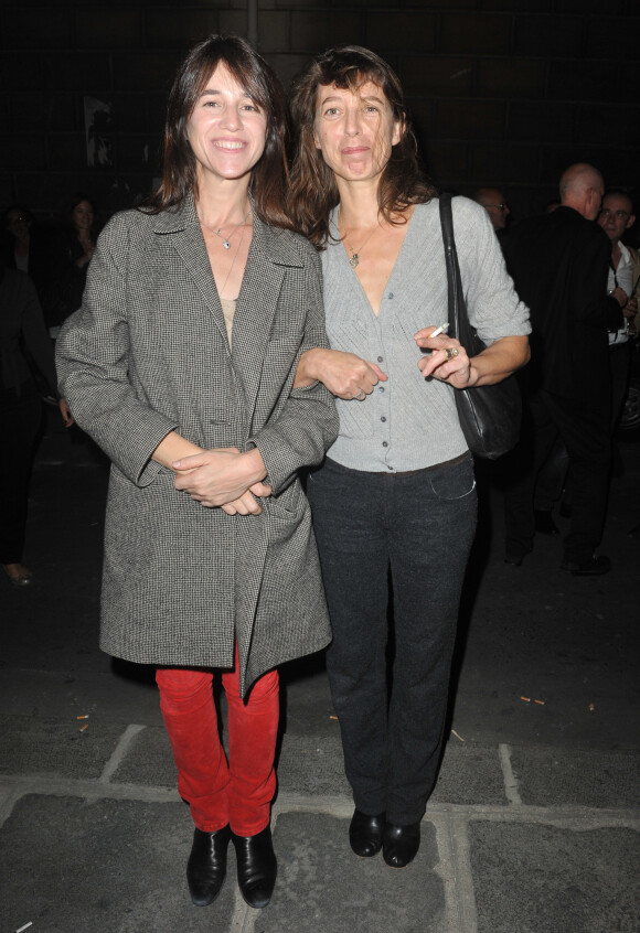 Charlotte Gainsbourg et Kate Barry - Paris le , 25 09 2013 - Inauguration de la galerie cinema de Anne Dominique Toussaint et vernissage de l'exposition " Point of View " de Kate Barry 