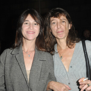 La photographe aurait d'ailleurs fêté ses 56 ans ce samedi 8 avril 
Charlotte Gainsbourg et Kate Barry - Paris le , 25 09 2013 - Inauguration de la galerie cinema de Anne Dominique Toussaint et vernissage de l'exposition " Point of View " de Kate Barry 