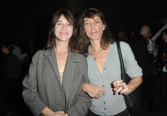 La photographe aurait d'ailleurs fêté ses 56 ans ce samedi 8 avril 
Charlotte Gainsbourg et Kate Barry - Paris le , 25 09 2013 - Inauguration de la galerie cinema de Anne Dominique Toussaint et vernissage de l'exposition " Point of View " de Kate Barry 