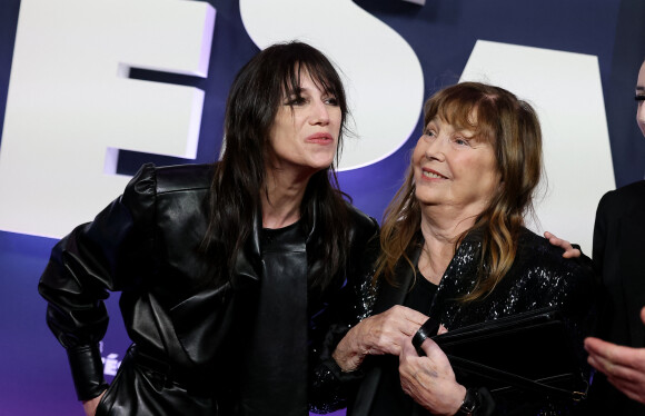 Seule la maman Jane Birkin n'est pas encore sortie du silence, mais cette absence, personne ne lui en tiendra rigueur dans de telles circonstances...
Charlotte Gainsbourg et sa mère Jane Birkin au photocall de la 48ème cérémonie des César à l'Olympia à Paris le 24 février 2023 © Dominique Jacovides / Olivier Borde / Bestimage 