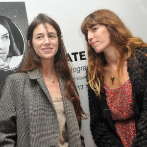 Lou Doillon et Charlotte Gainsbourg ont perdu leur soeur Kate Barry il y a presque 10 ans
Lou Doillon et Charlotte Gainsbourg - Paris - Inauguration de la galerie cinema de Anne Dominique Toussaint et vernissage de l'exposition " Point of View " de Kate Barry 