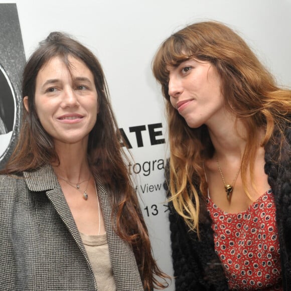 Lou Doillon et Charlotte Gainsbourg ont perdu leur soeur Kate Barry il y a presque 10 ans
Lou Doillon et Charlotte Gainsbourg - Paris - Inauguration de la galerie cinema de Anne Dominique Toussaint et vernissage de l'exposition " Point of View " de Kate Barry 