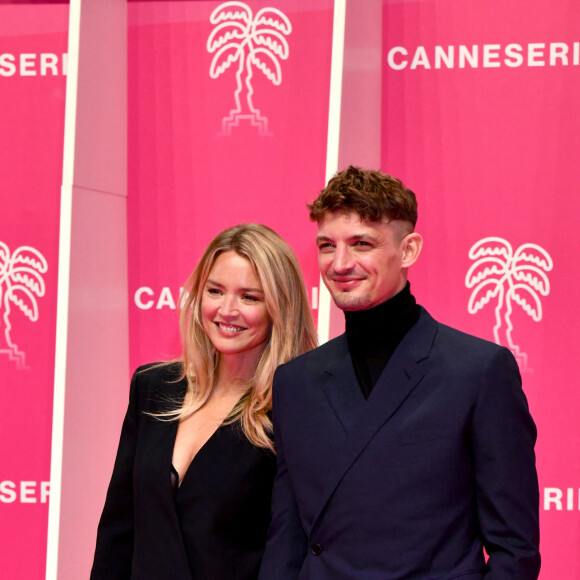 Virginie Efira et son compagnon Niels Schneider durant la seconde soirée du 4eme Canneseries au Palais des Festivals à Cannes, le 9 octobre 2021. Le festival se déroule jusqu'au 13 octobre. © Bruno Bebert / Bestimage