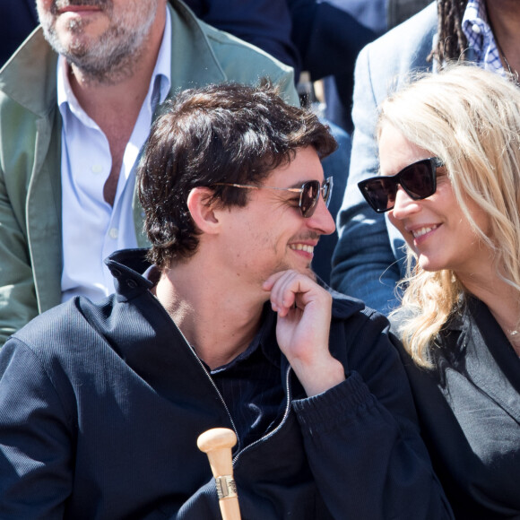 Virginie Efira et son compagnon Niels Schneider - Célébrités dans les tribunes des internationaux de France de tennis de Roland Garros à Paris, France, le 8 juin 2019. © Jacovides / Moreau/Bestimage 