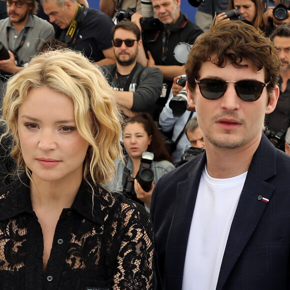 Virginie Efira et son compagnon Niels Schneider ne sont pas en odeur de sainteté dans leur immeuble 
Virginie Efira et son compagnon Niels Schneider au photocall de "Sibyl" lors du 72ème Festival International du Film de Cannes. © Dominique Jacovides/Bestimage 