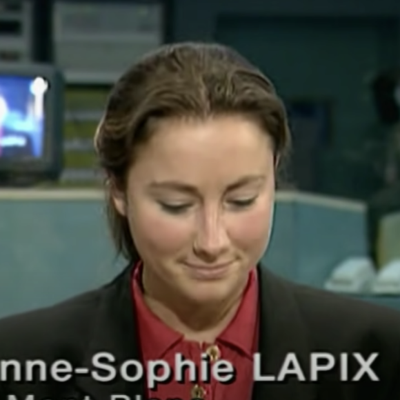 Anne-Sophie Lapix jeune et brune lors de son premier journal télévisé.