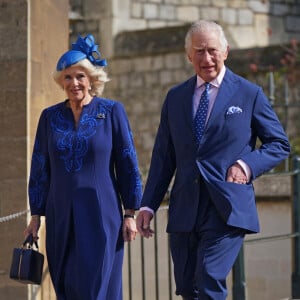 Mais en attendant, le temps n'est pas figé et la famille royale continue ses apparitions officielles
Le roi Charles III d'Angleterre et Camilla Parker Bowles, reine consort d'Angleterre - La famille royale du Royaume Uni arrive à la chapelle Saint George pour la messe de Pâques au château de Windsor le 9 avril 2023.