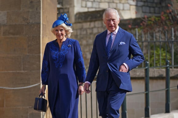 Mais en attendant, le temps n'est pas figé et la famille royale continue ses apparitions officielles
Le roi Charles III d'Angleterre et Camilla Parker Bowles, reine consort d'Angleterre - La famille royale du Royaume Uni arrive à la chapelle Saint George pour la messe de Pâques au château de Windsor le 9 avril 2023.