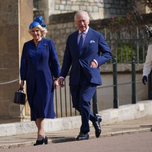 Ainsi que pour un petit sac de même couleurs d'une valeur de 825 livres sterling, soit 930€ environ, selon le Dailymail.
Le roi Charles III d'Angleterre et Camilla Parker Bowles, reine consort d'Angleterre, La princesse Anne - La famille royale du Royaume Uni arrive à la chapelle Saint George pour la messe de Pâques au château de Windsor le 9 avril 2023.