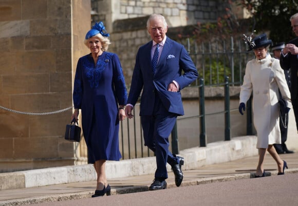 Ainsi que pour un petit sac de même couleurs d'une valeur de 825 livres sterling, soit 930€ environ, selon le Dailymail.
Le roi Charles III d'Angleterre et Camilla Parker Bowles, reine consort d'Angleterre, La princesse Anne - La famille royale du Royaume Uni arrive à la chapelle Saint George pour la messe de Pâques au château de Windsor le 9 avril 2023.