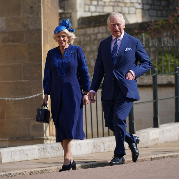 Ainsi que pour un petit sac de même couleurs d'une valeur de 825 livres sterling, soit 930€ environ, selon le Dailymail.
Le roi Charles III d'Angleterre et Camilla Parker Bowles, reine consort d'Angleterre, La princesse Anne - La famille royale du Royaume Uni arrive à la chapelle Saint George pour la messe de Pâques au château de Windsor le 9 avril 2023.