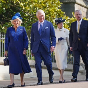 Le roi Charles III d'Angleterre et Camilla Parker Bowles, reine consort d'Angleterre, La princesse Anne, Le prince Andrew, duc d’York - La famille royale du Royaume Uni arrive à la chapelle Saint George pour la messe de Pâques au château de Windsor le 9 avril 2023.