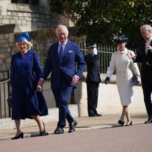 Le roi Charles III d'Angleterre et Camilla Parker Bowles, reine consort d'Angleterre, la princesse Anne et le prince Andrew d'York - La famille royale du Royaume Uni arrive à la chapelle Saint George pour la messe de Pâques au château de Windsor le 9 avril 2023.