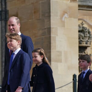 Et ce dimanche 9 avril, fêtes de Pâques obligent, les membres du clan se sont donnés rendez-vous pour la traditionnelle messe.
Le prince William, prince de Galles, Catherine (Kate) Middleton, princesse de Galles, le prince George, la princesse Charlotte et le prince Louis - La famille royale du Royaume Uni arrive à la chapelle Saint George pour la messe de Pâques au château de Windsor le 9 avril 2023.