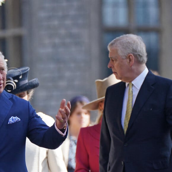 Vêtue de bleu royal, elle a une nouvelle fois fait sensation dans une robe manteau déjà porté, griffé Catherine Walker, Kate Middleton iradiait.
Le roi Charles III d'Angleterre et Camilla Parker Bowles, reine consort d'Angleterre, le prince Andrew duc d'York - La famille royale du Royaume Uni arrive à la chapelle Saint George pour la messe de Pâques au château de Windsor le 9 avril 2023.