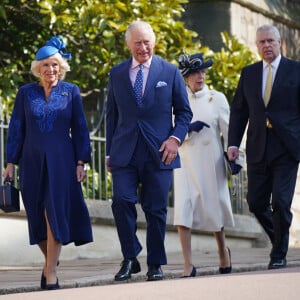 Le roi Charles III d'Angleterre et Camilla Parker Bowles, reine consort d'Angleterre, la princesse Anne et le prince Andrew, duc d'York - La famille royale du Royaume Uni arrive à la chapelle Saint George pour la messe de Pâques au château de Windsor le 9 avril 2023.