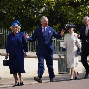 Le roi Charles III d'Angleterre et Camilla Parker Bowles, reine consort d'Angleterre, la princesse Anne et le prince Andrew d'York - La famille royale du Royaume Uni arrive à la chapelle Saint George pour la messe de Pâques au château de Windsor le 9 avril 2023.