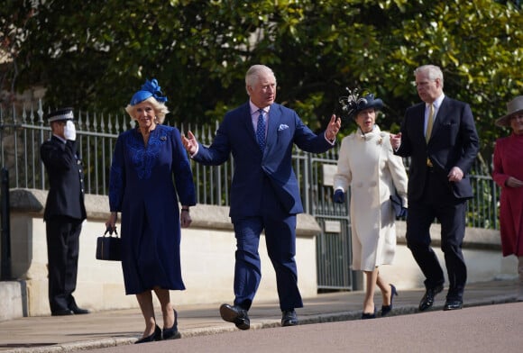 Le roi Charles III d'Angleterre et Camilla Parker Bowles, reine consort d'Angleterre, la princesse Anne et le prince Andrew d'York - La famille royale du Royaume Uni arrive à la chapelle Saint George pour la messe de Pâques au château de Windsor le 9 avril 2023.