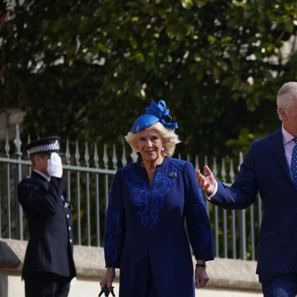 Le roi Charles III d'Angleterre et Camilla Parker Bowles, reine consort d'Angleterre, la princesse Anne et le prince Andrew d'York - La famille royale du Royaume Uni arrive à la chapelle Saint George pour la messe de Pâques au château de Windsor le 9 avril 2023.