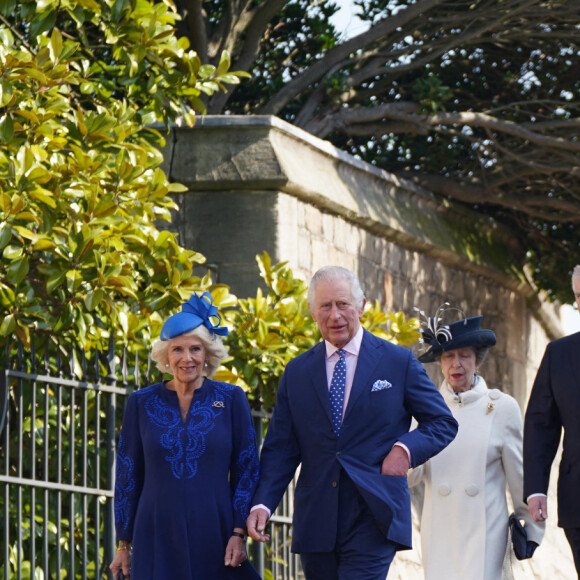 Le roi Charles III d'Angleterre et Camilla Parker Bowles, reine consort d'Angleterre, la princesse Anne, le prince Andrew duc d'York, le prince Edward, duc d'Edimbourg - La famille royale du Royaume Uni arrive à la chapelle Saint George pour la messe de Pâques au château de Windsor le 9 avril 2023.