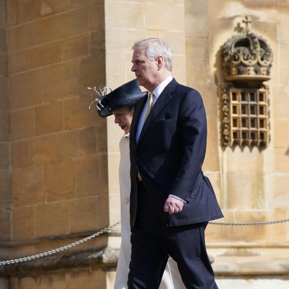 La princesse Anne, Le prince Andrew, duc d’York - La famille royale du Royaume Uni arrive à la chapelle Saint George pour la messe de Pâques au château de Windsor le 9 avril 2023.