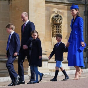 Le prince William, prince de Galles, Catherine (Kate) Middleton, princesse de Galles, le prince George, la princesse Charlotte et le prince Louis - La famille royale du Royaume Uni arrive à la chapelle Saint George pour la messe de Pâques au château de Windsor le 9 avril 2023.