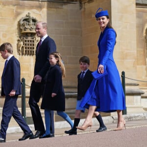 Le prince William, prince de Galles, Catherine (Kate) Middleton, princesse de Galles, le prince George, la princesse Charlotte et le prince Louis - La famille royale du Royaume Uni arrive à la chapelle Saint George pour la messe de Pâques au château de Windsor le 9 avril 2023.