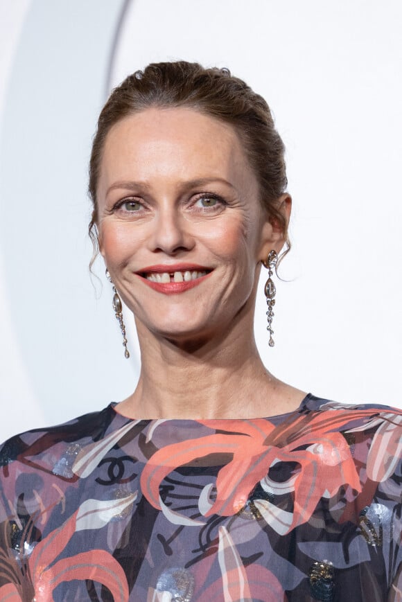 A ses côtés, une distribution un peu différente.
Vanessa Paradis - Soirée de gala en hommage à Patrick Dupond à l'Opéra de Paris le 21 février 2023. © Olivier Borde/Bestimage