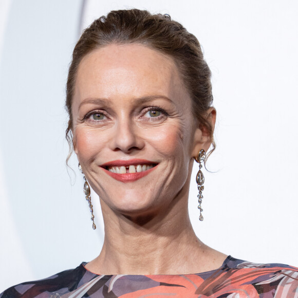 A ses côtés, une distribution un peu différente.
Vanessa Paradis - Soirée de gala en hommage à Patrick Dupond à l'Opéra de Paris le 21 février 2023. © Olivier Borde/Bestimage