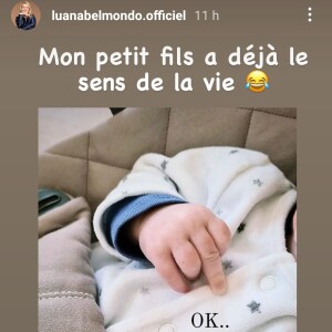 Une image sur laquelle le visage de son petit-fils est caché par un émoji représentant un gros coeur blanc.
Luana Belmondo est folle de son petit-fils Vahé. @ Instagram / Luana Belmondo