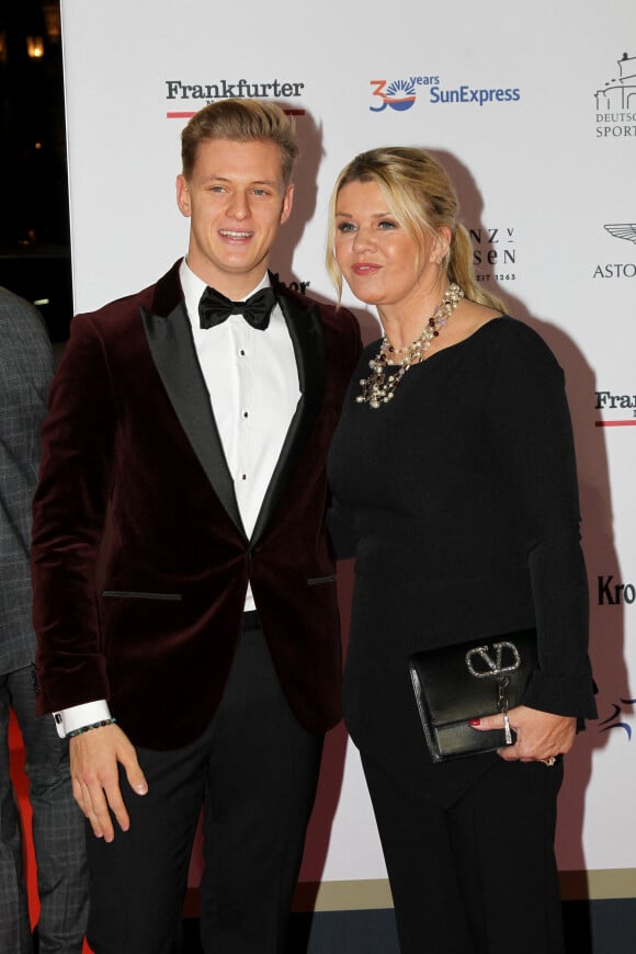 Malheureusement, Mick Schumacher a été remercié l'an dernier par l'écurie américaine
 
Corinna Betsch Schumacher et son fils Mick assistent à la soirée de gala du bal allemand de la presse sportive de Francfort , le 9 novembre 2019.