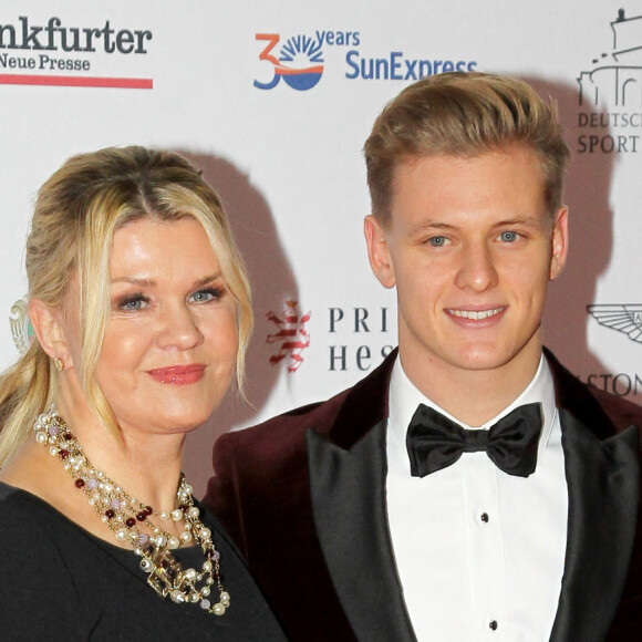 Corinna Betsch Schumacher et son fils Mick assistent à la soirée de gala du bal allemand de la presse sportive de Francfort , le 9 novembre 2019.