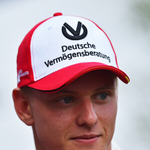 Mick Schumacher se fait allumer par son ancien patron !
 
Mick Schumacher effectue un tour d'honneur au volant de la monoplace de son père, Michael Schumacher, avec laquelle celui-ci avait remporté il y a 25 ans son premier grand prix de Formule 1 à Spa-Francorchamps, Grand Prix de Belgique